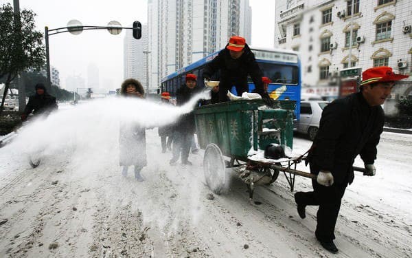 Người ta sử dụng muối để làm tan băng vào mùa đông